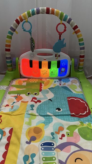 mata edukacyjna z pianinem  Fisher Price