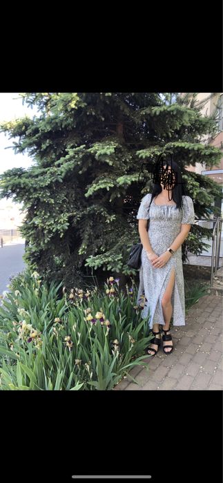 Плаття жіноче в горошок.