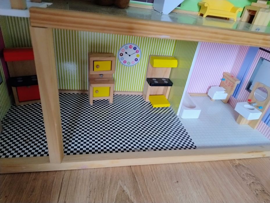 Domek drewniany z mebelkami drewnianymi i windą