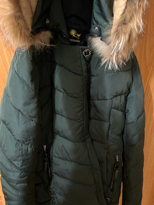 Пуховик жіночий зелений подовжений, капюшон з хутром єнота