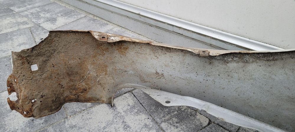 dem0ntaż błotnik prawy przóód yaris ii 068
