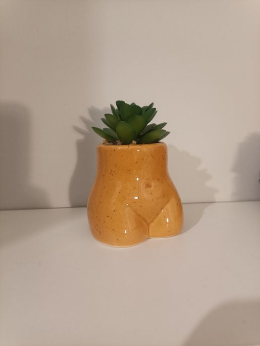 Pomarańczowa doniczka "body" z sukulentem (sztucznym)