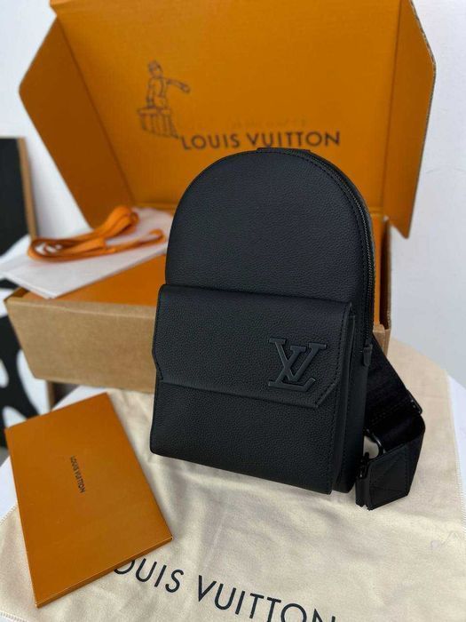 Кожаный слинг Louis Vuitton плечевая сумка LV черный рюкзак ЛВ c822