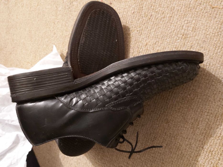 Sapatos pretos em pele