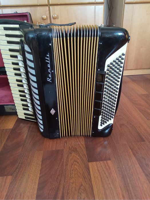 Akordeon marki Renelli