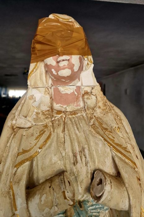 Imagem de santa em mau estado