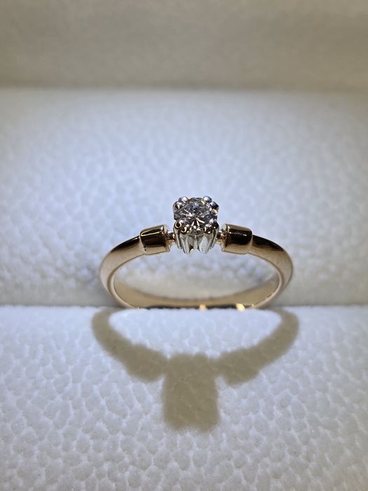 Каблучка з діамантом