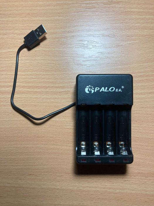 Зарядний USB пристрій для 4-х пальчикових акумуляторів типу АА та ААА