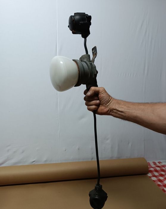 Stara lampa przemysłowa warsztatowa