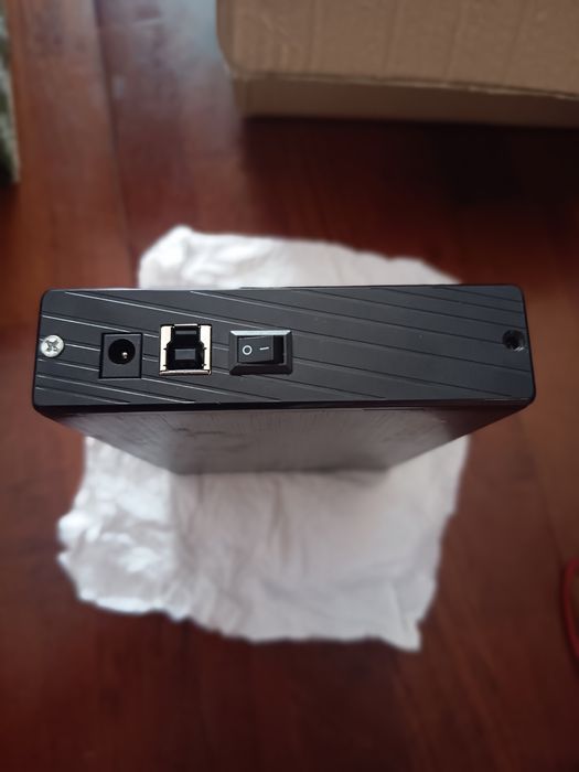 Eu vendo caixa externa para inserir um disco rígido de 3,5". Disco rígido grande chamado hdd.