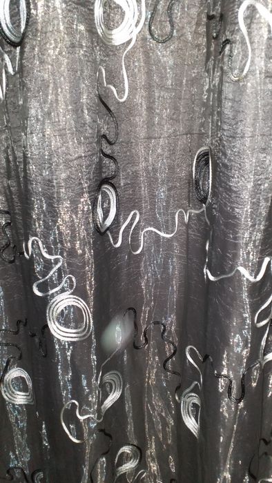 Cortinados em tons cinza/prateado
