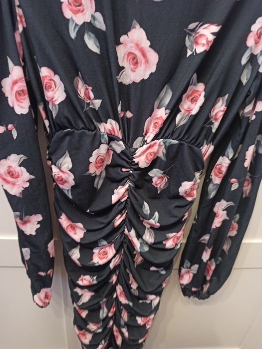 Sukienka dopasowana, marszczona. W kwiaty. Wiosna, lato, botki