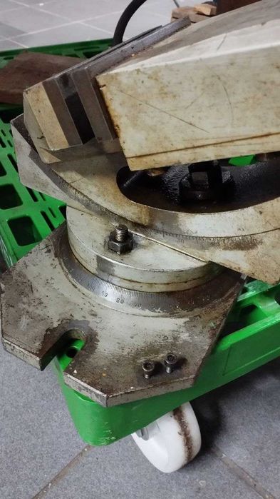 Prensa para fresadora com base rotativa inclinável