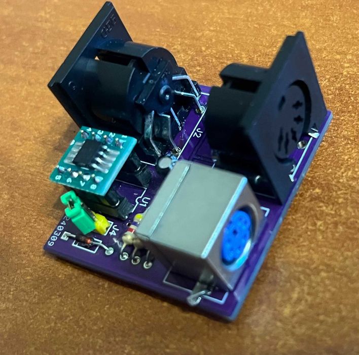 Комплект для самостійного складання адаптера PC-XT клавіатури.