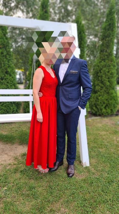 Czerwona długa sukienka