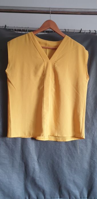 Blusa amarela decote V