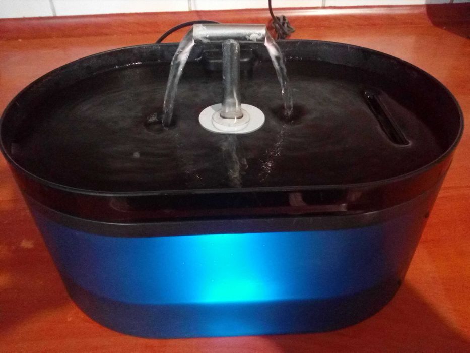 Fontanna wodna poidło dla psa/kota z filtrem i cichą pompą LED