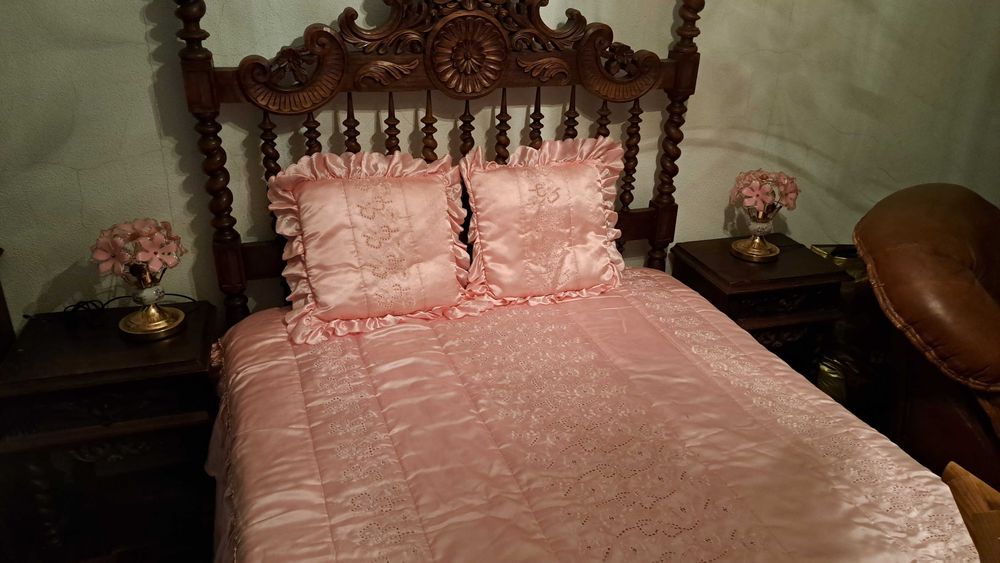 Mobilia de quarto em madeira (Cama+Mesas+Cómoda+Espelho)