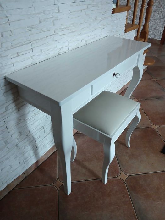 Piękna konsola toaletka biała lakierowana z taboretem