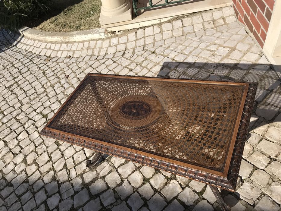 Mesa de centro com tampo em vidro