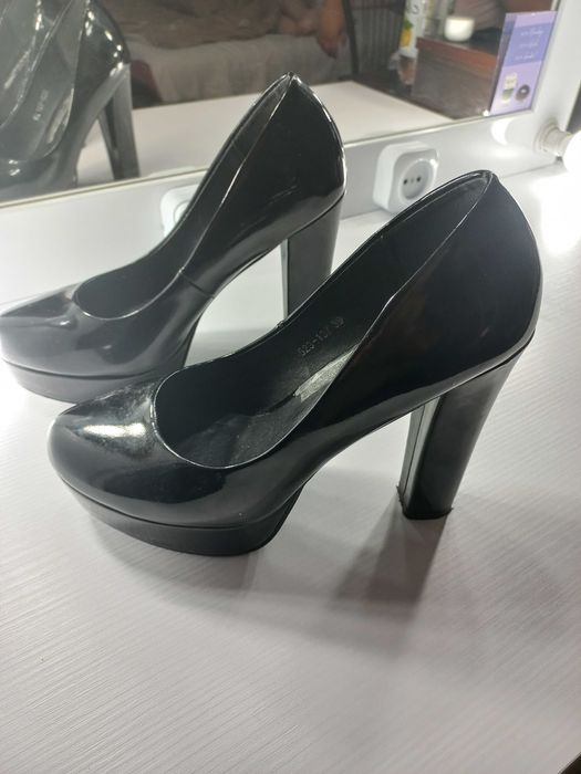 Продам туфлі, босоніжки