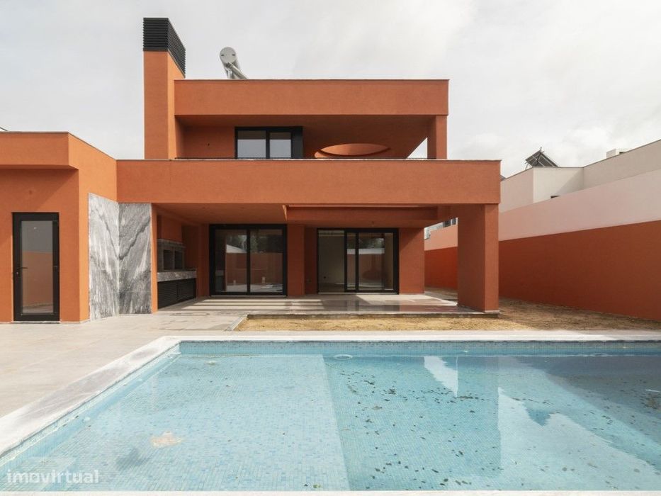 Moradia contemporânea T5 a estrear com Piscina e Jardim