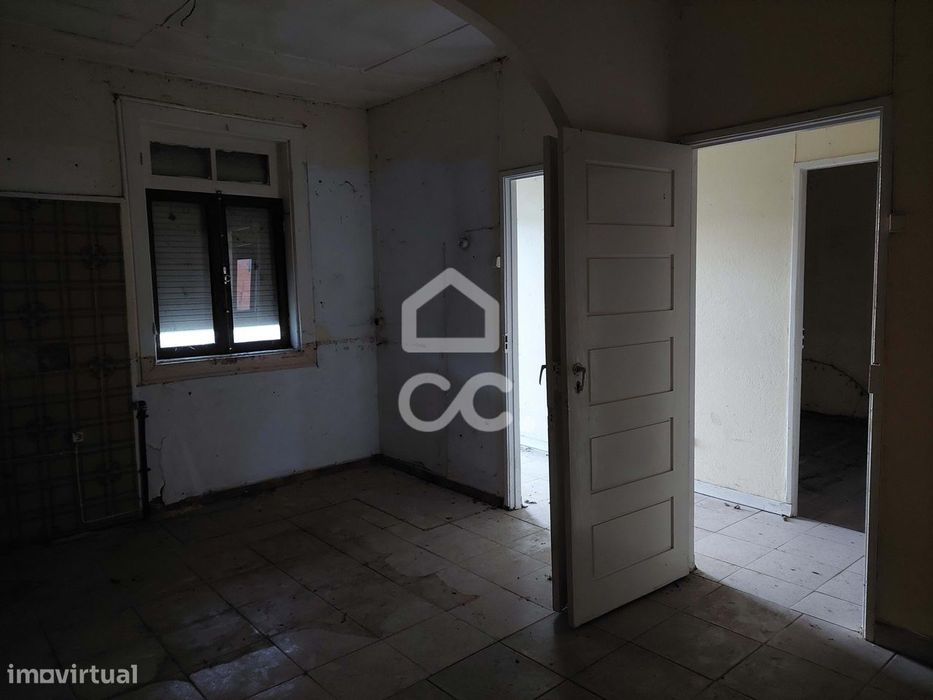 Moradia para restauro com terreno na periferia da cidade excelente opo