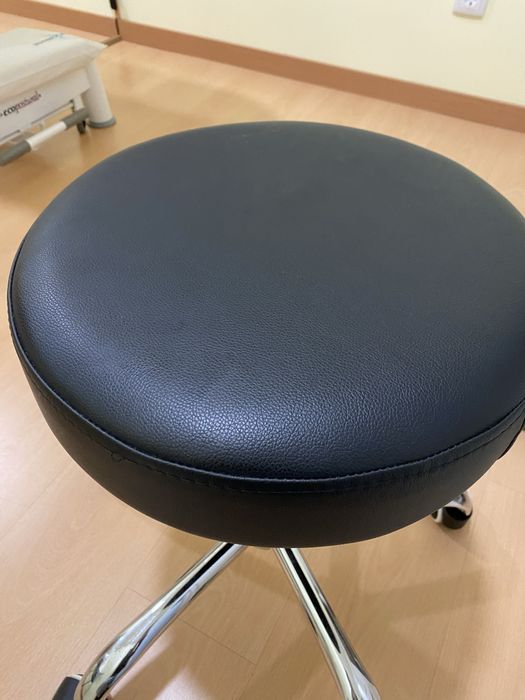 Banco estofado preto