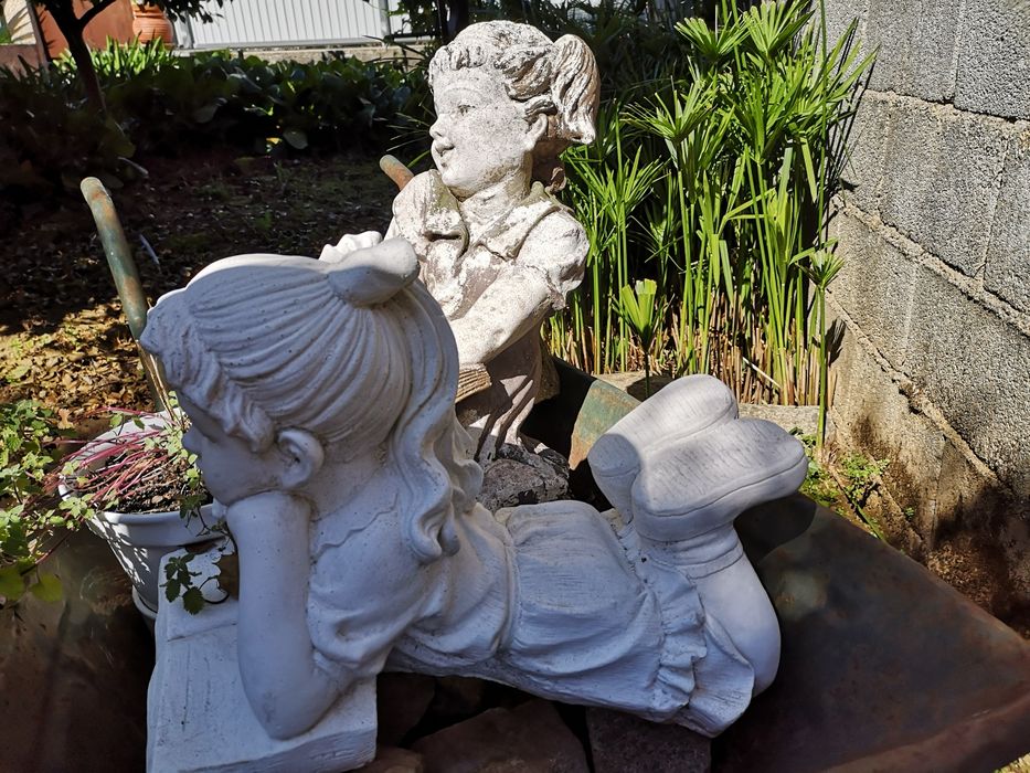 Duas estátuas de jardim