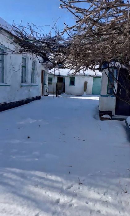 Продаж двох будинків по ціні одного