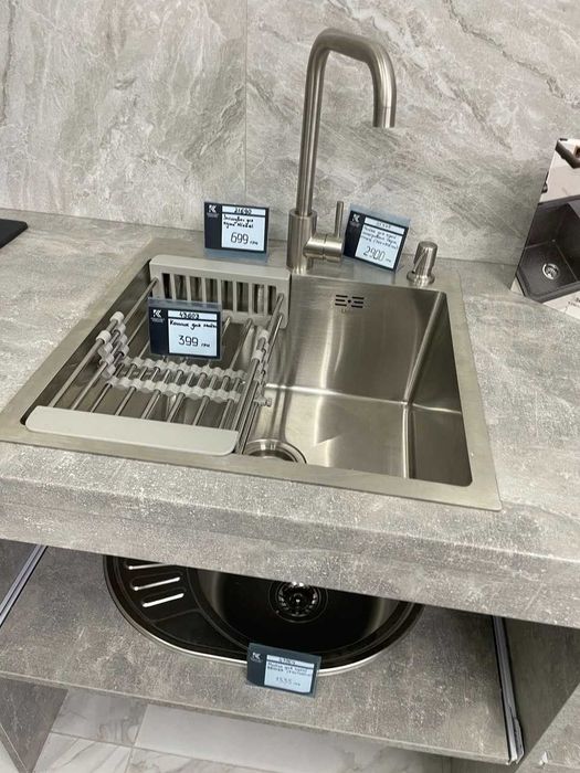 Кухонна мийка з нержавіючої сталі 50х50 см