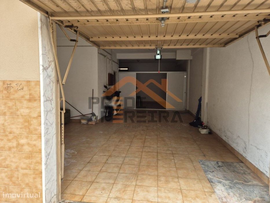 Garagem, estacionamento fechado com 70,70 m2, situada na Arroja.