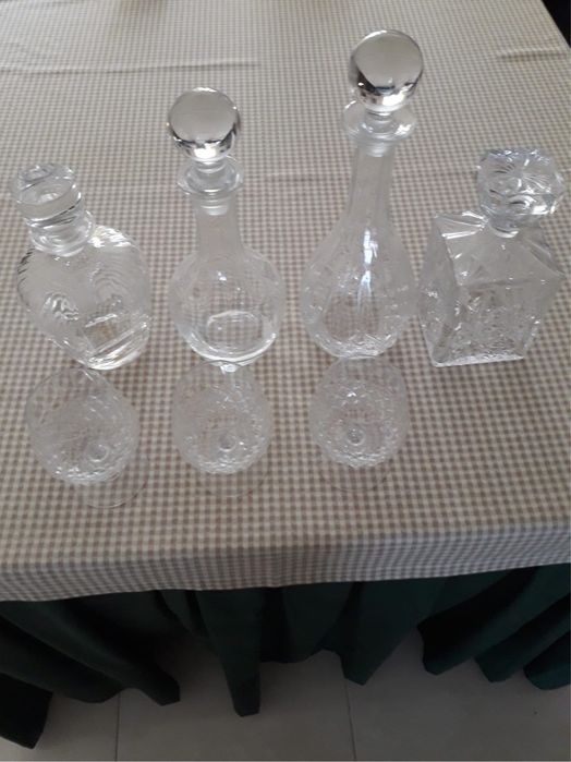 Vendo 4 garrafas de cristal e 3 copos para conhaque, também em cristal