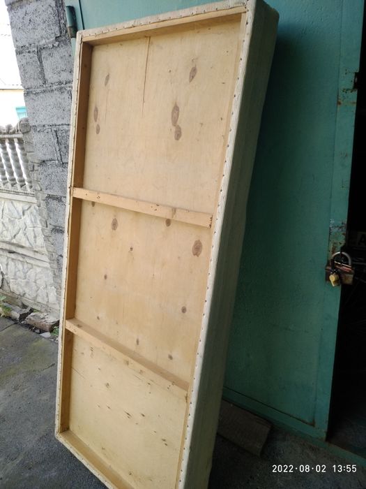 пружиный матрас с деревяной рамкой