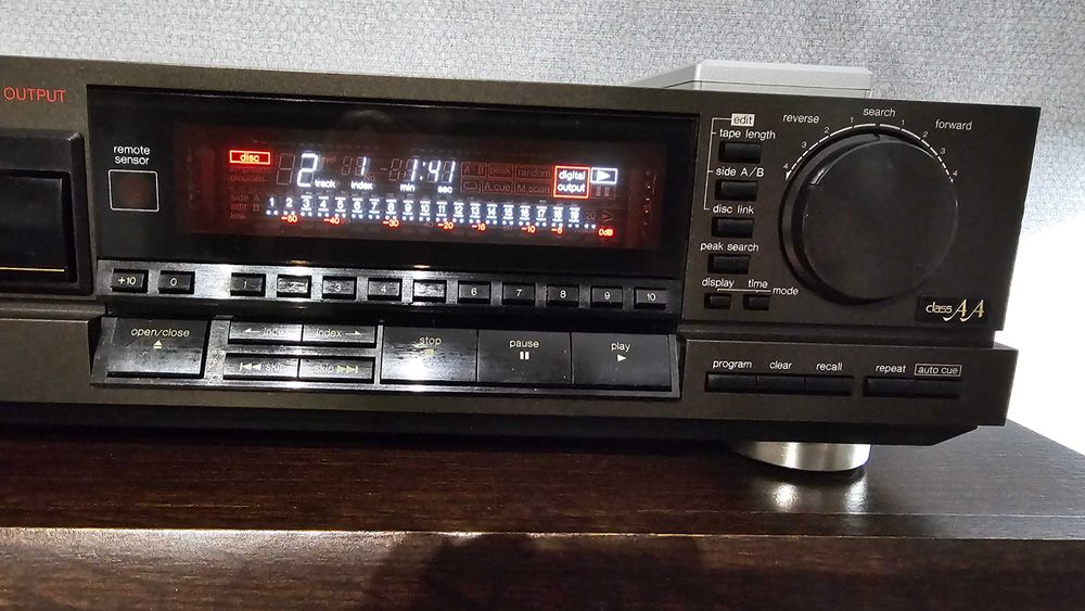 Odtwarzacz CD firmy TECHNICS model SL-P555 + Pilot.