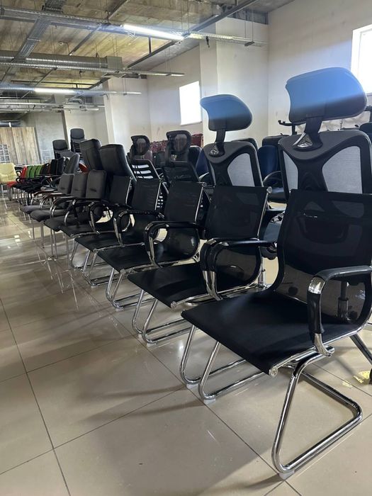 РОЗПРОДАЖ столи офісні письмові кутові з тумбами шафи стелажі крісла директорські меблі для офісу