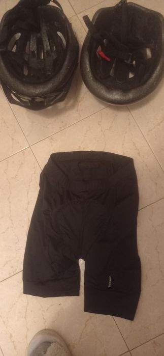 Capacete de ciclismo e calções almofadados