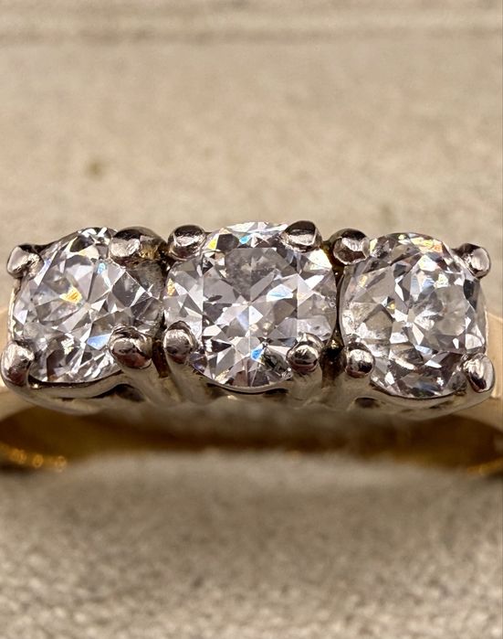 Złoty pierścionek 750 z diamentami 0,90ct VS1-Si2/F-G