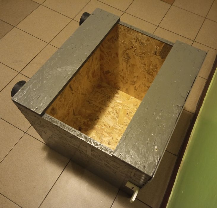 Domek, budka dla kota.