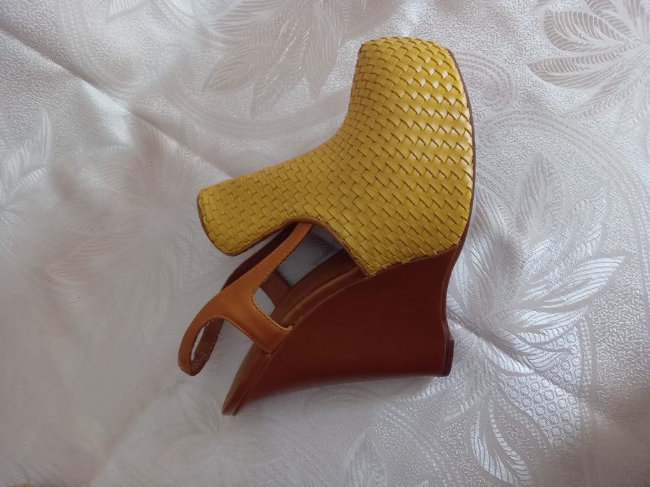 Стильные жёлтые туфли