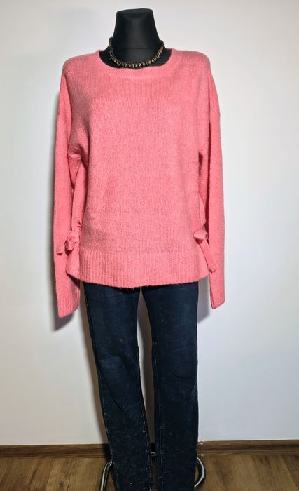 Ciepły koralowy sweter z kokardkami r. L/Xl
