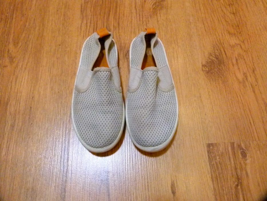 rozm 28 H&M trampki  ażurowe kremowe wciągane