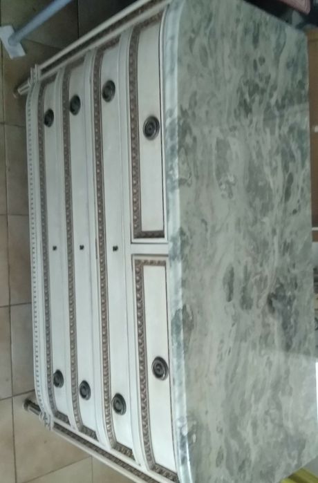 Comoda vintage,tampo em pedra,fica bem em qualquer casa