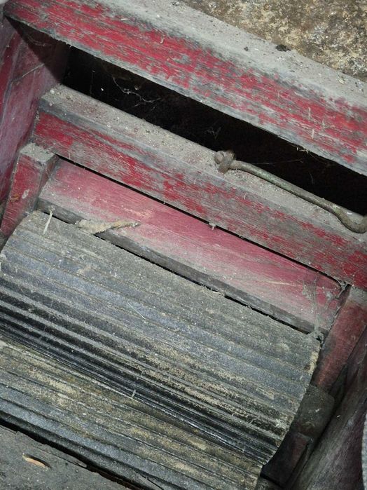 Manual grape grater, used but in good condition.64751139816195120