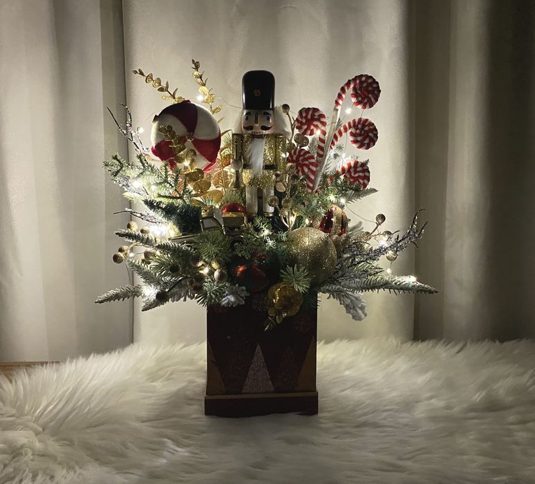 Dekoracja bożonarodzeniowa LED. Stroik świąteczny. Dziadek do orzechów