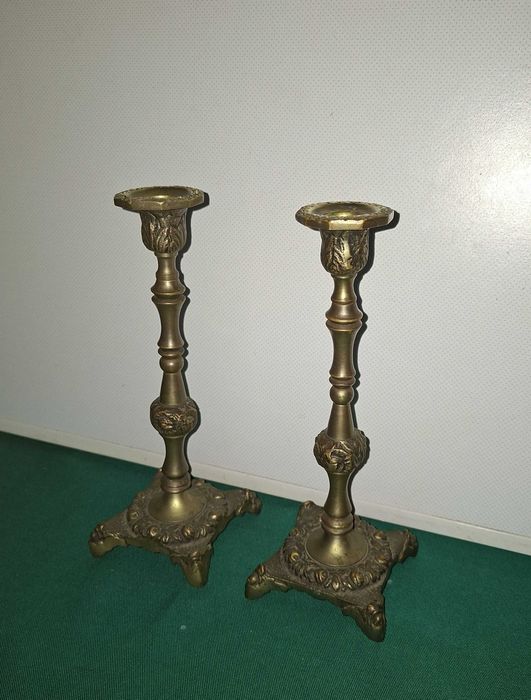 Castiçais / Candelabros para Velas, com relevos, em latão - Anos 50
