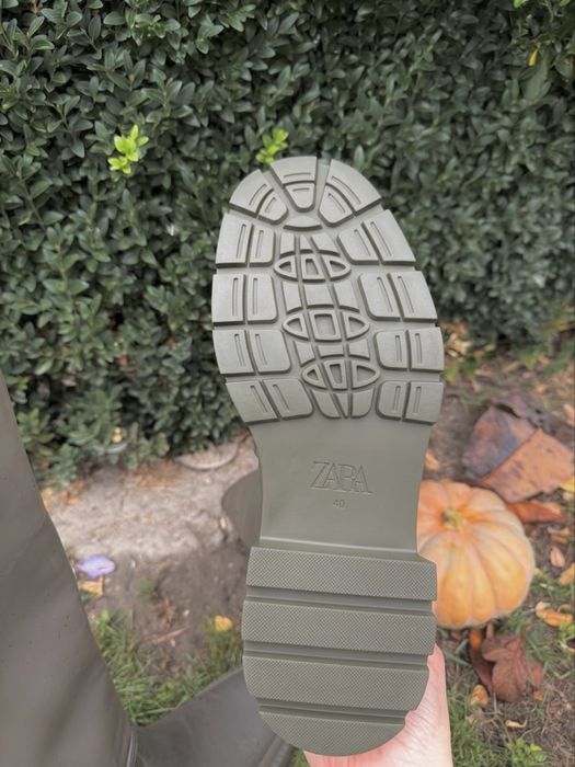 Трендові високі чоботи-ботфорти, гумові чоботи Zara Rubberized Boots (колір хакі, оригінал)-40р
