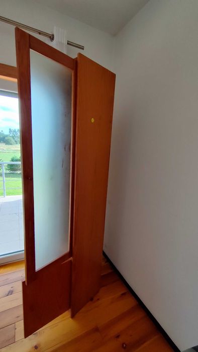 Armário em madeira maciça de cerejeira, com porta em vidro