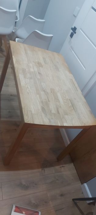 Stół  drewniany w dobrym stanie
