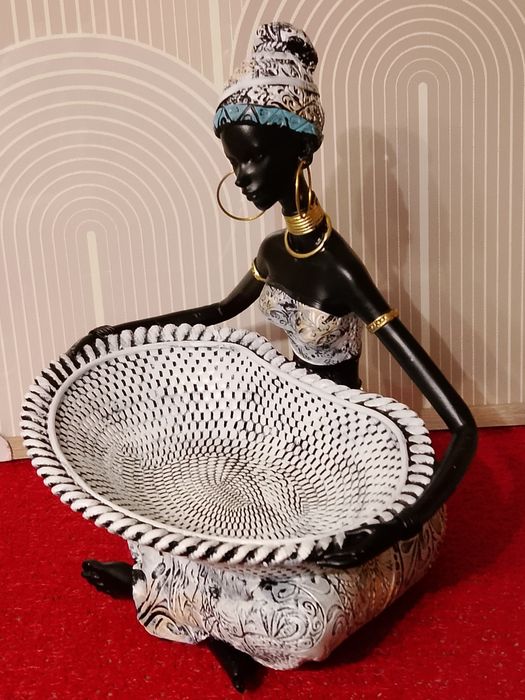 Biała Dama z misą długość 22cm afrykańska kobieta statuetka do salonu